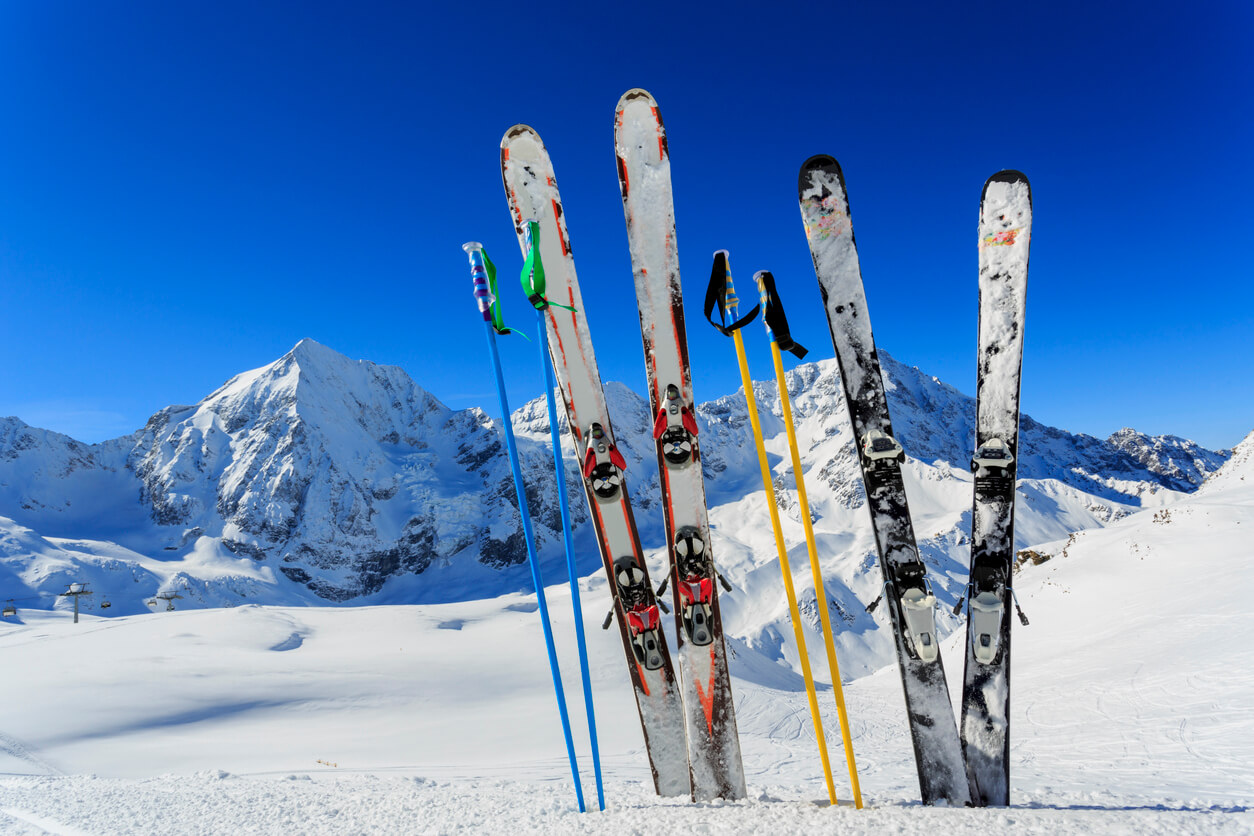 Diferencias entre esquí freeride y esquí de pista: tipos de nieve y esquís recomendados